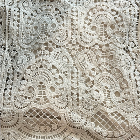 Adiva Cream Lace Fitted Cap Sleeve Blouse - Picture 3 of 5